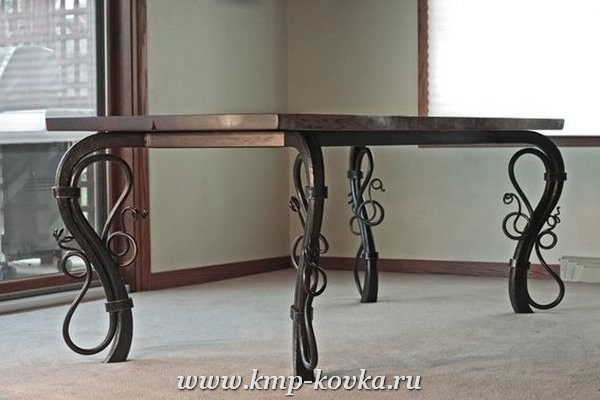 Кованый столик со столешницей из дерева